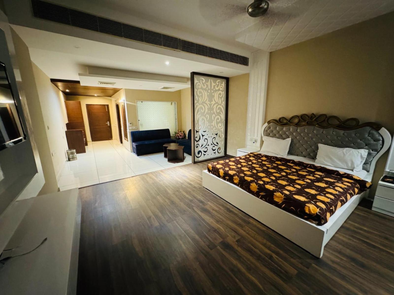 The Pearl Hotel Sirsa Exteriér fotografie